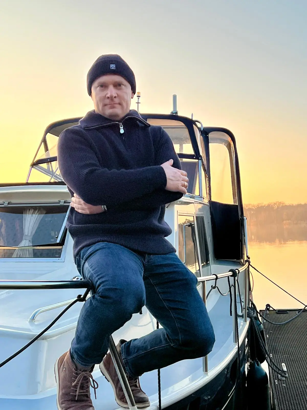 Matthias von einfachboot, dein Experte für Bootsknoten und Bootstechnik, auf einem Boot vor Sonnenuntergang.