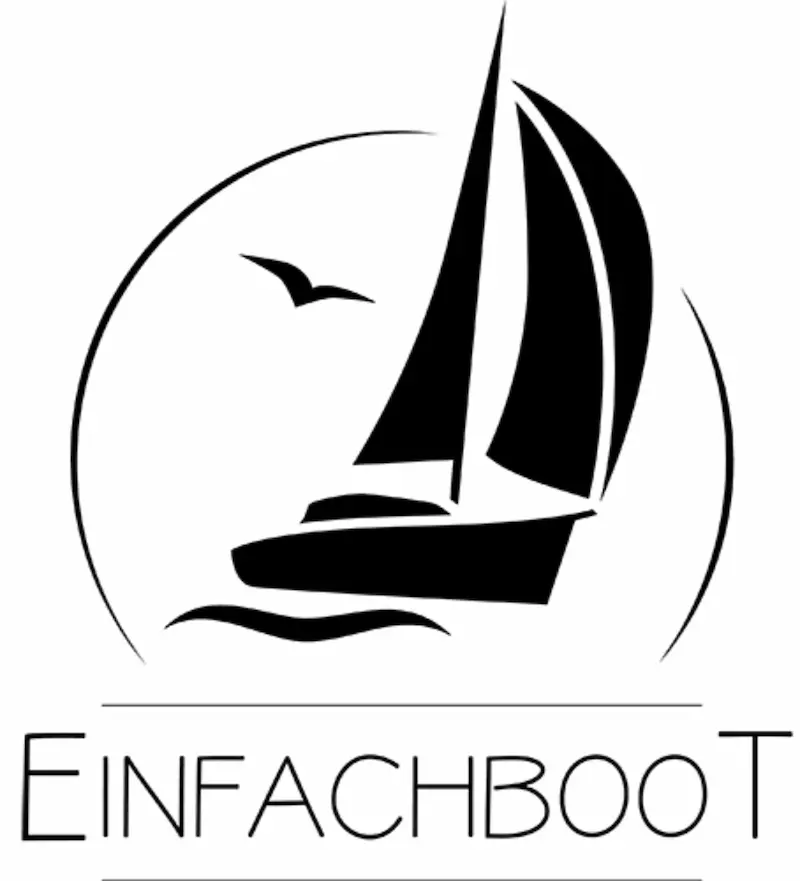 Das Logo von Einfachboot: Eine schwarze Silhouette eines Segelbootes auf dem Wasser vor einer runden Sonne oder einem Horizont, begleitet von einer fliegenden Möwe. Darunter steht der Markenname „EINFACHBOOT“ in klarer, moderner Schrift.
